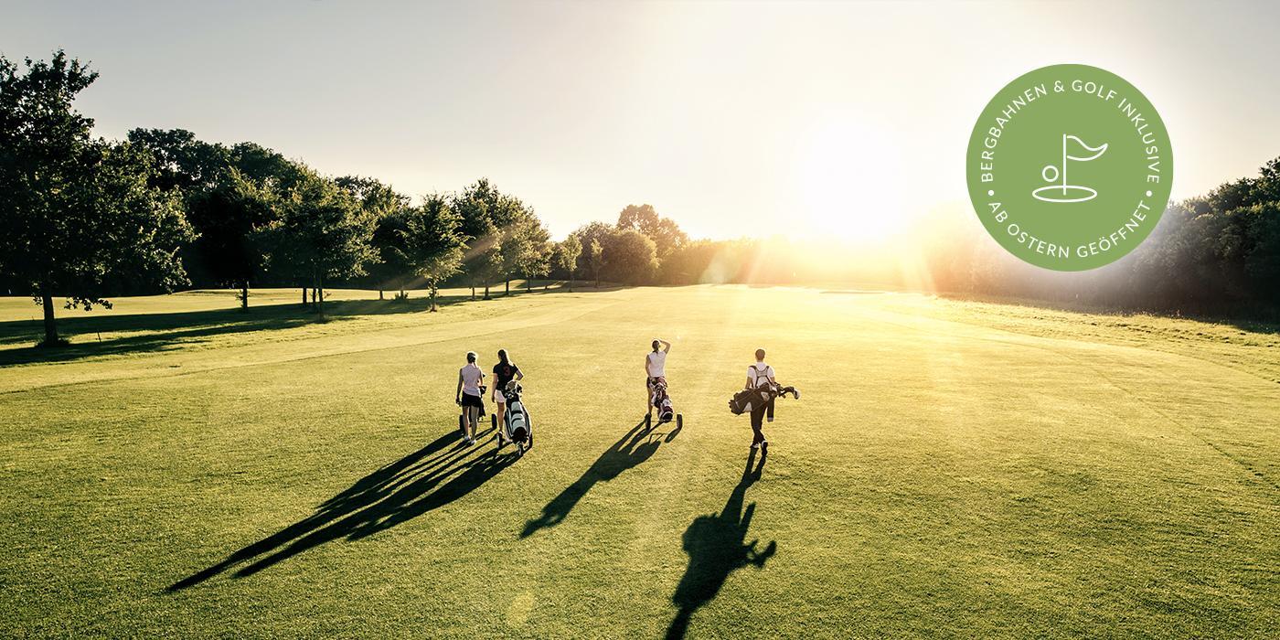 Golfplatz im Allgäu Vier Golfspieler gehen am späten Nachmittag über einen sonnigen Golfplatz nahe dem Hotel Birkenhof Oberstaufen.