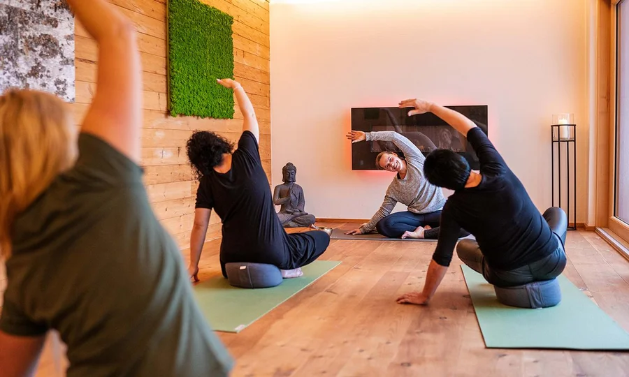 Teilnehmende bei einer Yoga-Klasse im Hotel Birkenhof Oberstaufen