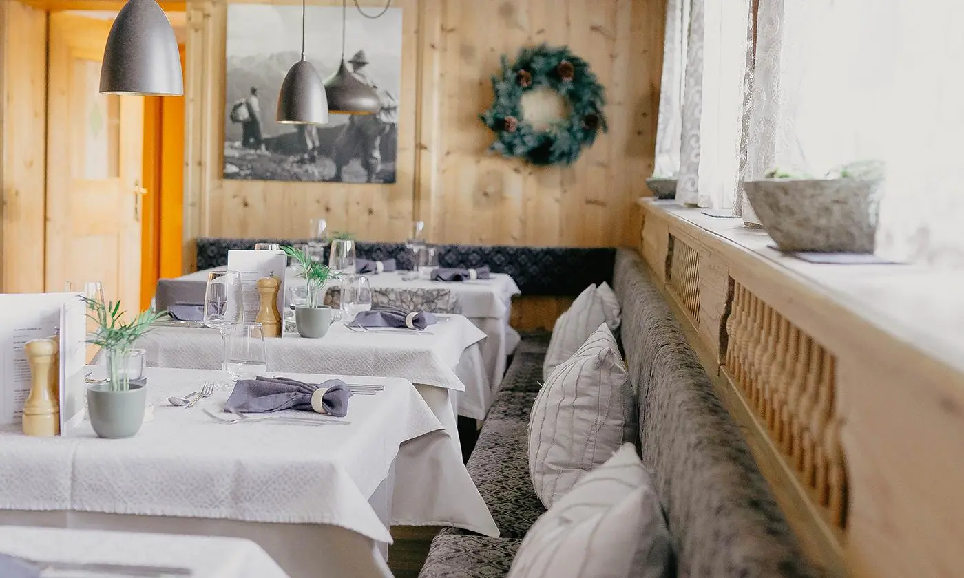 Restaurant mit rustikaler Eckbank, gemütlich alpines Design