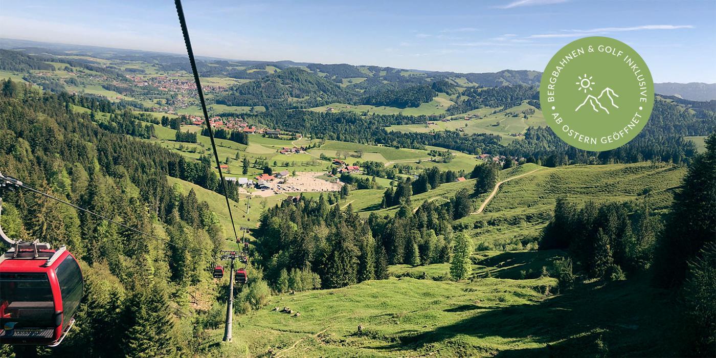 Panoramaaufnahme Allgäuer Berge mit Bergbahn Blick aus der Bergbahn über grüne Täler und Hügel der Allgäuer Landschaft nahe dem Hotel Birkenhof Oberstaufen.